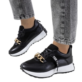 Schwarze Turnschuhe mit Saminas Kette