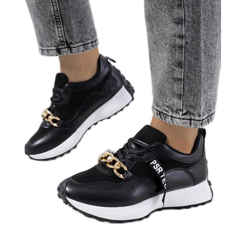 Schwarze Turnschuhe mit Saminas Kette