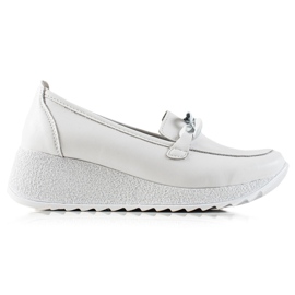 Filippo Leder-Brogues auf der Plattform weiß