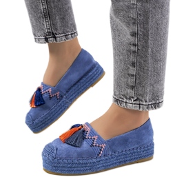 Blaue Espadrilles auf der Pisquid-Plattform