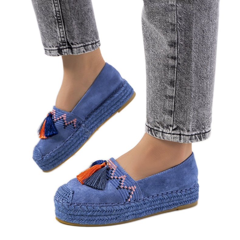 Blaue Espadrilles auf der Pisquid-Plattform