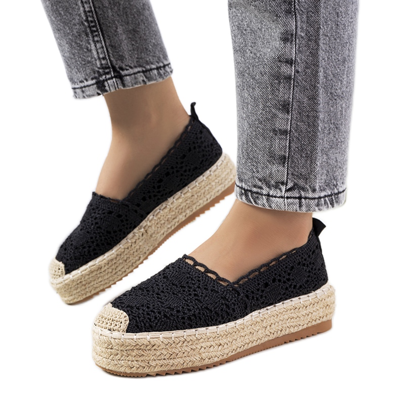 Espadrilles aus schwarzer Spitze auf der Akker-Plattform