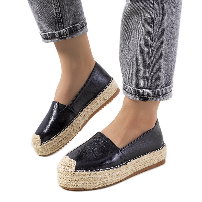 Schwarz glänzende Espadrilles auf dem Plateau von Feiken