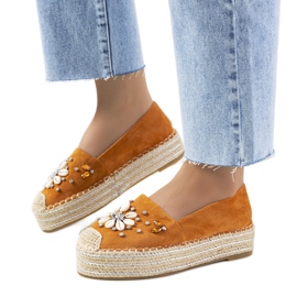 Braune Espadrilles auf der dicken Sohle von Frau Nicki gelb