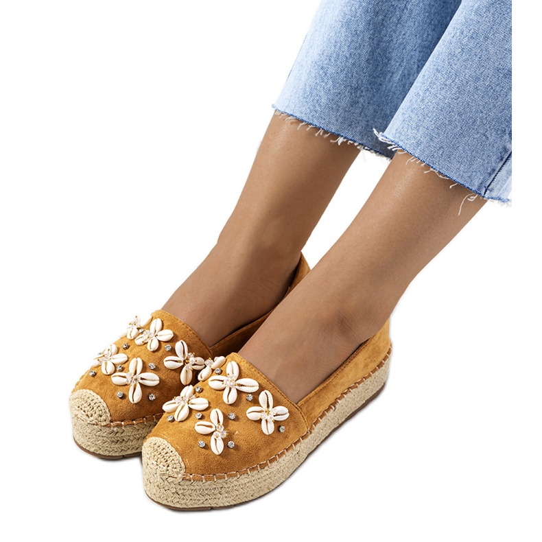 Braune Espadrilles auf dem Plateau Paffen