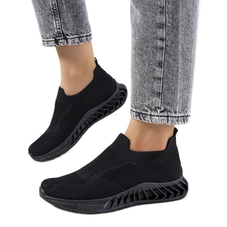 Nedas schwarze Turnschuhe