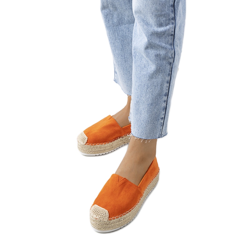 Orangene Espadrilles auf der Dione-Plattform