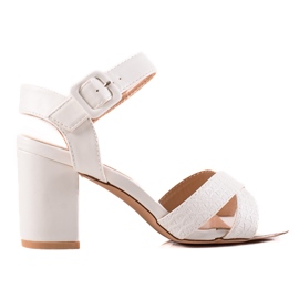 Encor Weiße Sandalen auf einer Stange