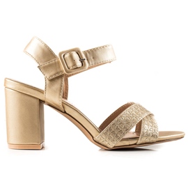 Encor Goldene Sandalen an einer Bar