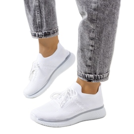 Michaels weiße Sportschuhe