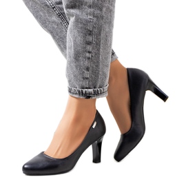 Schwarze Pumps auf einem Gießener Absatz