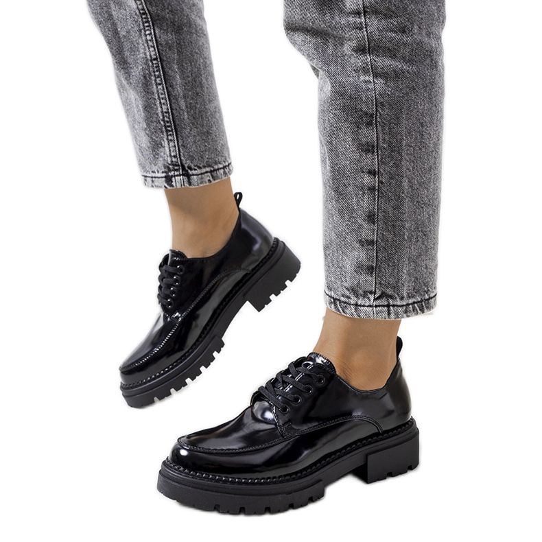 Schwarze Schuhe auf Traktorsohle von Markus