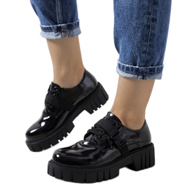 Schwarze Schuhe auf einer Traktorsohle von Vellem