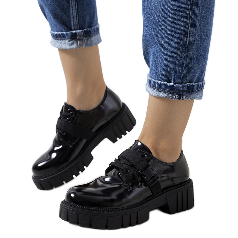 Schwarze Schuhe auf einer Traktorsohle von Vellem