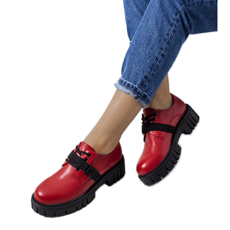 Rote Schuhe auf einer Traktorsohle Marike