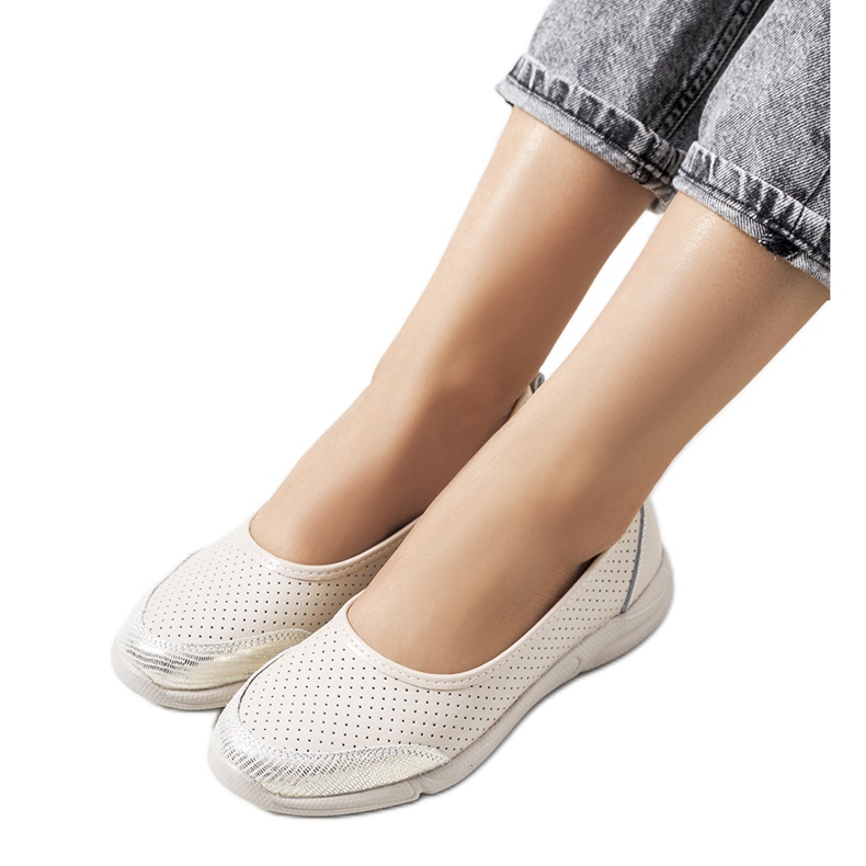 Ballerinas aus beigefarbenem Leder von Mirjam