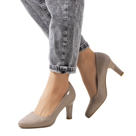 Beige Pumps auf einem Gießener Absatz