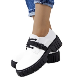 Weiße Schuhe auf einer Traktorsohle Marike