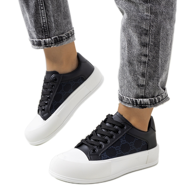 Schwarze Turnschuhe auf der Birkett-Plattform