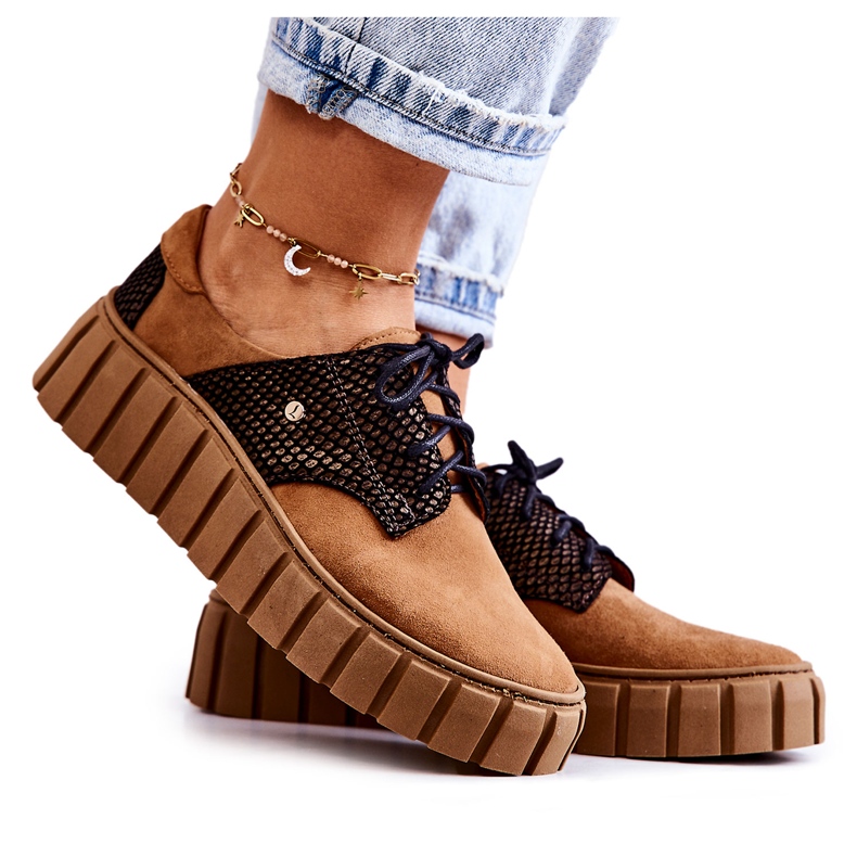 Wildlederschuhe auf der braunen Hypnose-Plattform