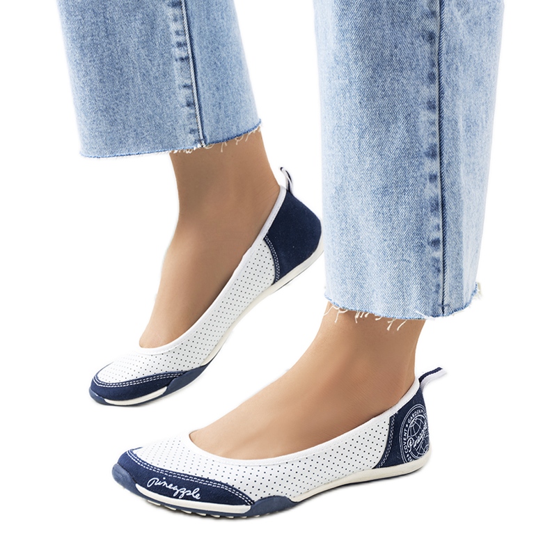 Wascana Ballerinas aus weißem durchbrochenem Leder navy blau