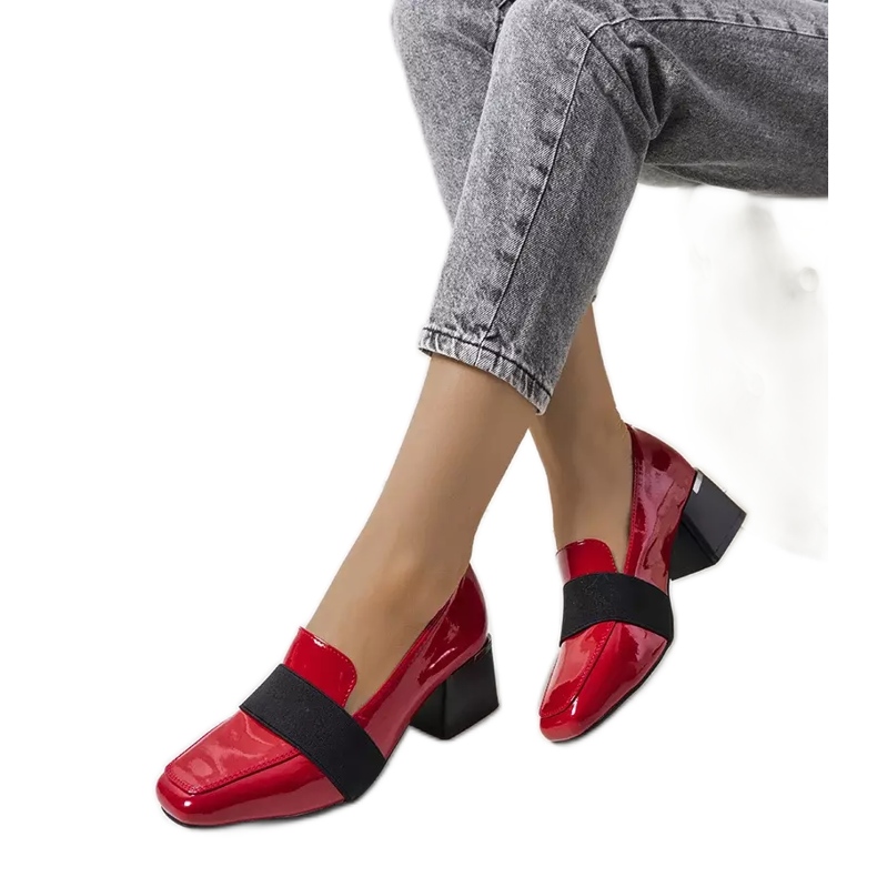 Rot lackierte Schuhe auf dem Pfosten von Tammy