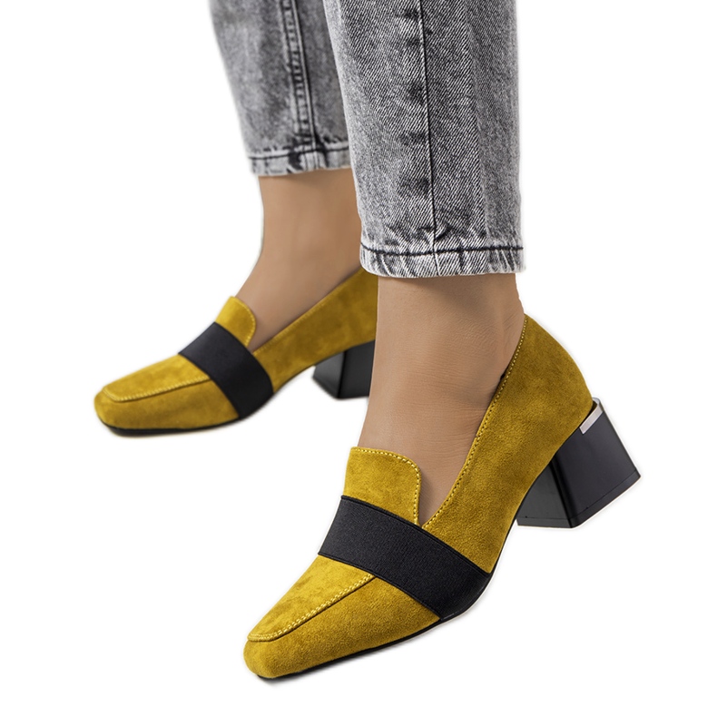 Gelbe Brogues am Arden-Pfosten schwarz