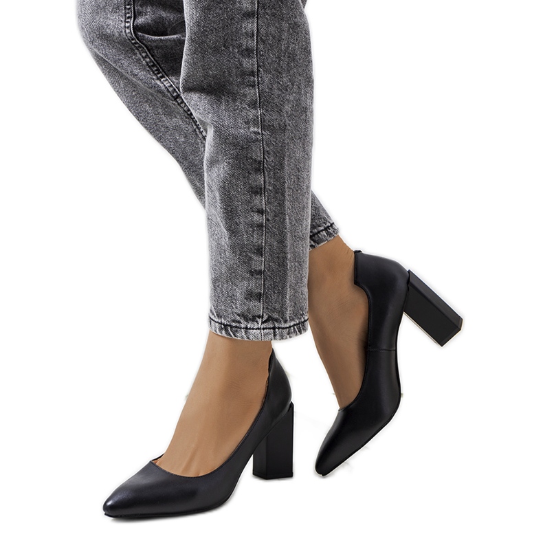 Schwarze Pumps auf dem Kruis-Pfosten