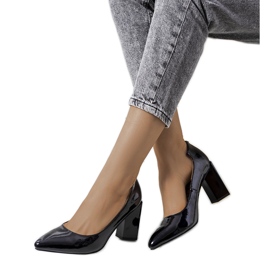 Schwarze Lackpumps an der Shannen-Post