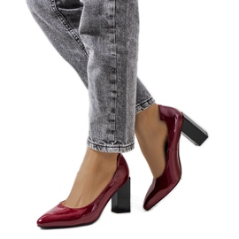 Rot lackierte Pumps am Shannen-Post mehrfarbig