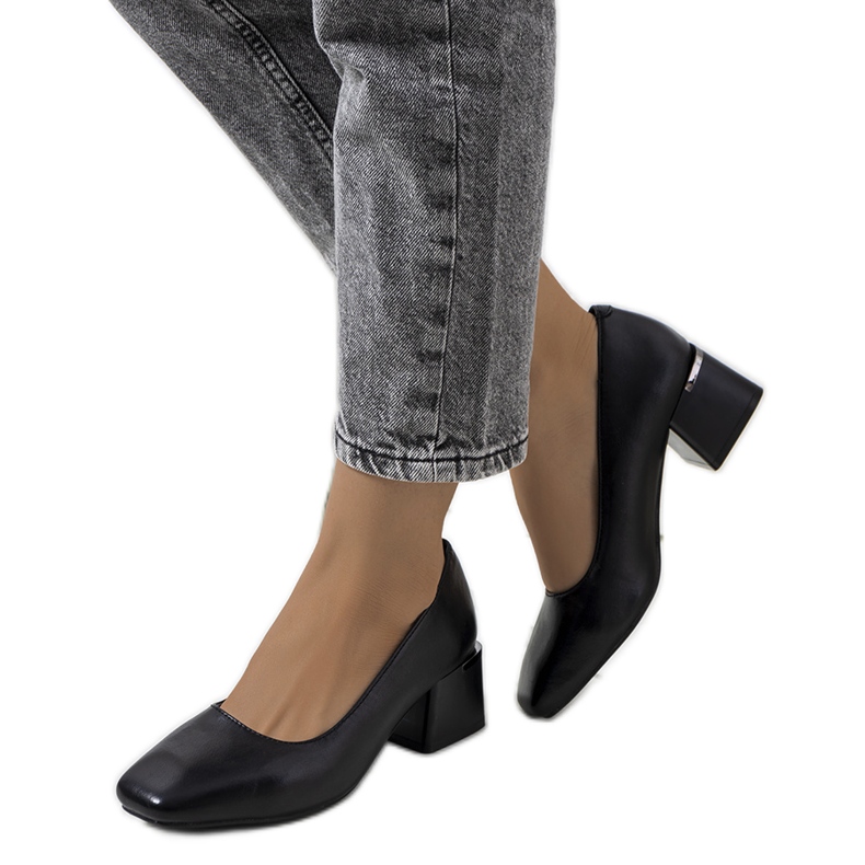 Schwarze Pumps an der Hanae-Säule