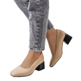 Lederbeige Pumps auf der Vasila-Post