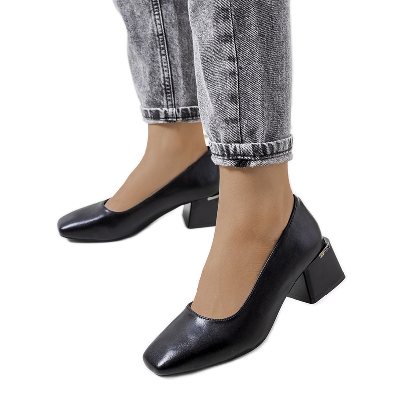 Schwarze Lederpumps an der Vasila-Post