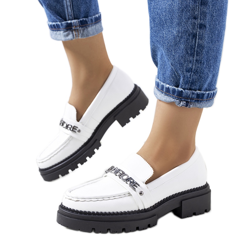 Weiße Loafer auf hoher Louelle-Sohle