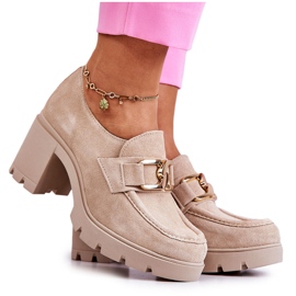 PL5 Elegante Schuhe auf einer Säule mit goldener Verzierung Hellbeiger Harmell