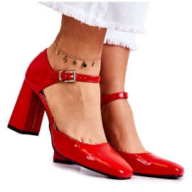 PG1 Modische lackierte Pumps auf einer roten Maoris-Bar