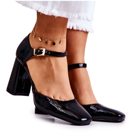 PG1 Modische lackierte Pumps auf einer schwarzen Maori-Bar