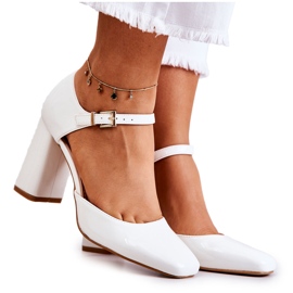 PG1 Modische Lackpumps Auf Einem Weißen Maoris-Bar