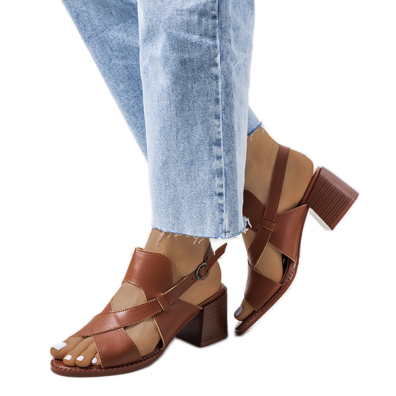 Braune Ledersandalen auf dem Destina-Pfosten