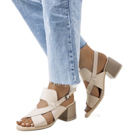 Beige Ledersandalen auf dem Destina-Pfosten