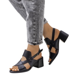 Schwarze Ledersandalen auf dem Destina-Pfosten