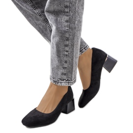 Schwarze Pumps an der Bloor-Säule