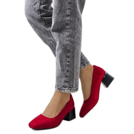 Rote Pumps an der Bloor-Säule