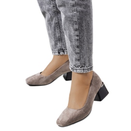 Graue Pumps an der Bloor-Säule