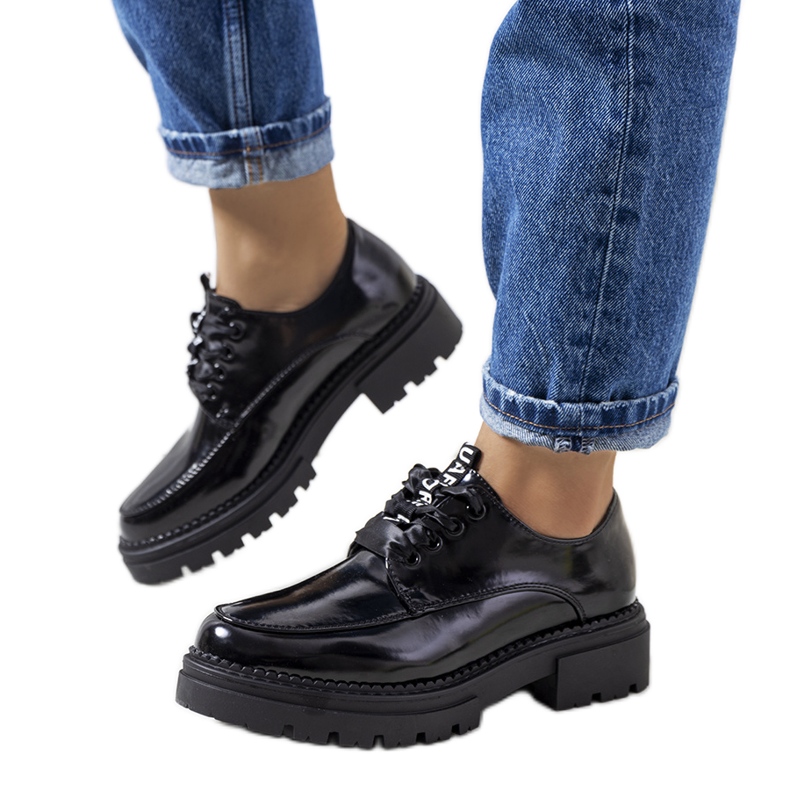 Schwarz lackierte Schuhe von Aike