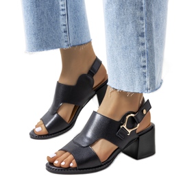 BM Schwarze Sandalen am Lamia-Pfosten