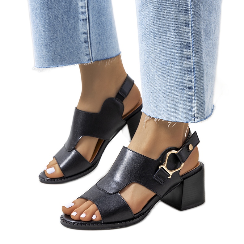 BM Schwarze Sandalen am Lamia-Pfosten