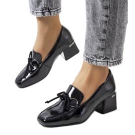 Schwarz lackierte Stöckelschuhe von Monisha