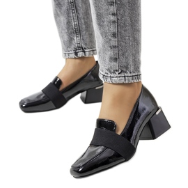 Schwarz lackierte Schuhe am Tammy-Pfosten