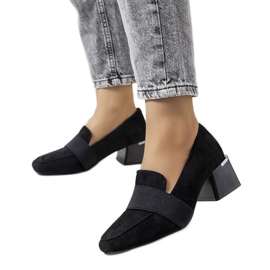 Schwarze Brogues am Arden-Pfosten